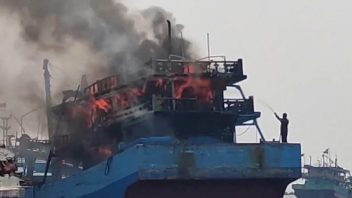 Kapal Nelayan Terbakar di Pelabuhan Tegal – 3 Mobil Damkar Dikerahkan