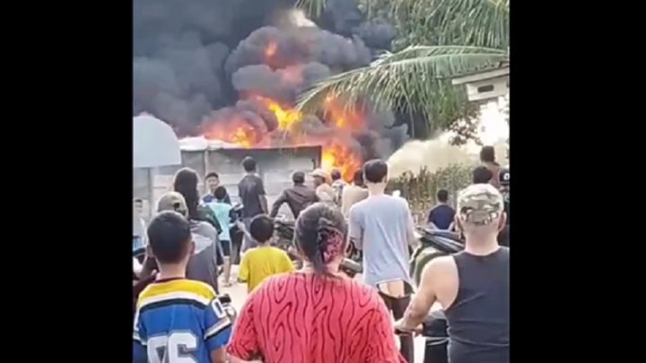 Gudang Pengolahan CPO di Pesawaran Terbakar – Warga Panik Takut Api Merembet ke Permukiman