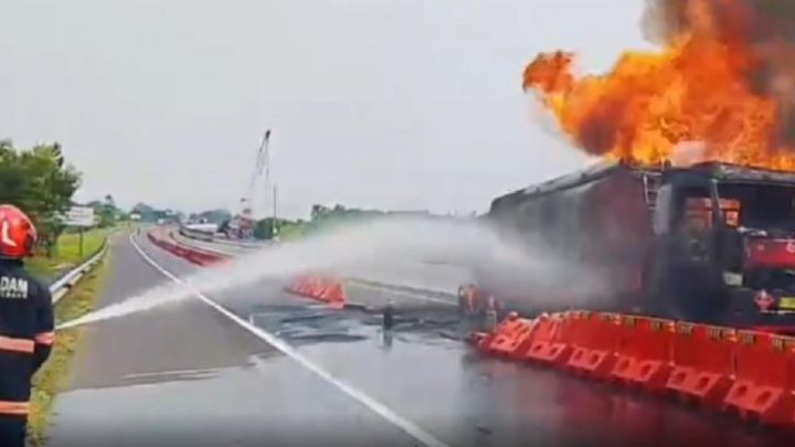Facing Challenges: Truk Tangki BBM Terbakar di Tol Cisumdawu, Arus Lalin Macet Parah