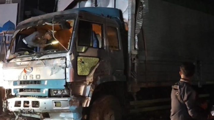 Kronologi Truk Kontainer Tabrak 2 Warung di Cirebon Tewaskan 1 Orang – Sopir Hilang Kendali