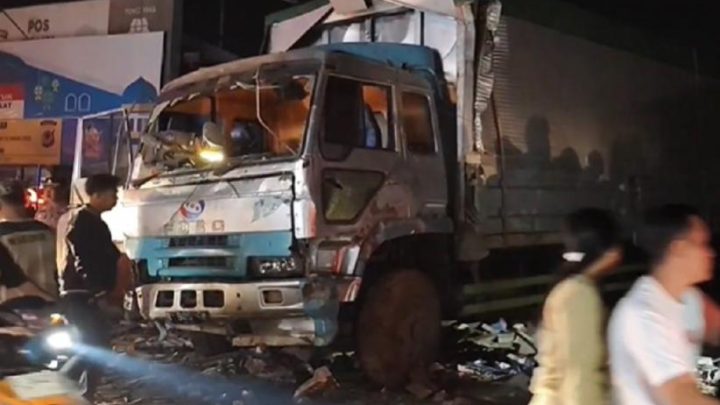 Kecelakaan Maut Truk Kontainer Tabrak 2 Warung di Cirebon – 1 Orang Tewas 2 Luka-Luka