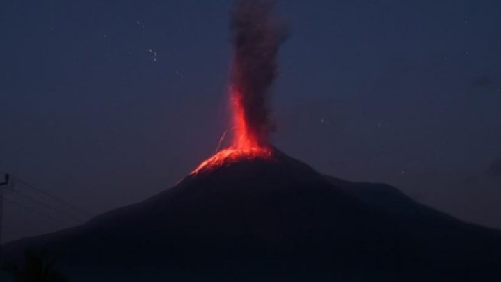 Gunung Lewotobi Laki-Laki Erupsi Malam Ini – Muntahkan Abu Vulkanik 1.500 Meter