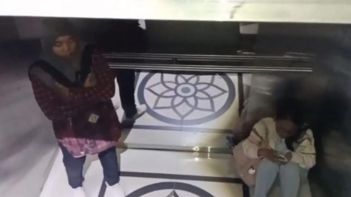 Historic Moment: Dramatis! 2 Mahasiswi UPN Veteran Jatim Syok dan Menangis Terjebak Lift Macet di Kampus