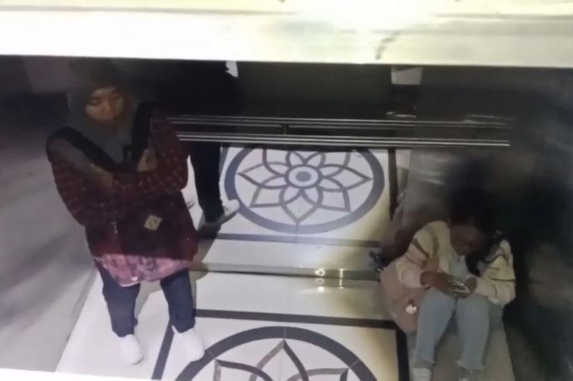 mahasiswi_upn_veteran_jatim_terjebak_lift_macet