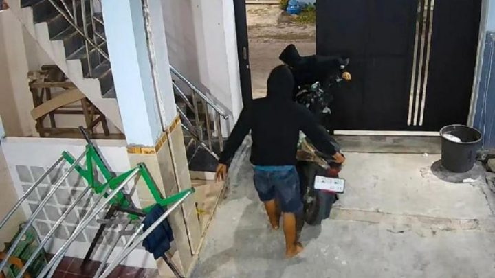 Visit Agenda: Terekam CCTV! Detik-Detik Maling Gasak 2 Motor dari Rumah Kos di Jombang