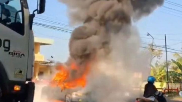 Historic Moment: Mobil Sedan Terbakar di Pintu Keluar SPBU Probolinggo, Diduga Angkut Ratusan Liter BBM