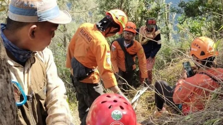 Meeting Results: Dramatis! Pendaki Jatuh ke Jurang di Gunung Semeru Dievakuasi dari Kedalaman 375 Meter