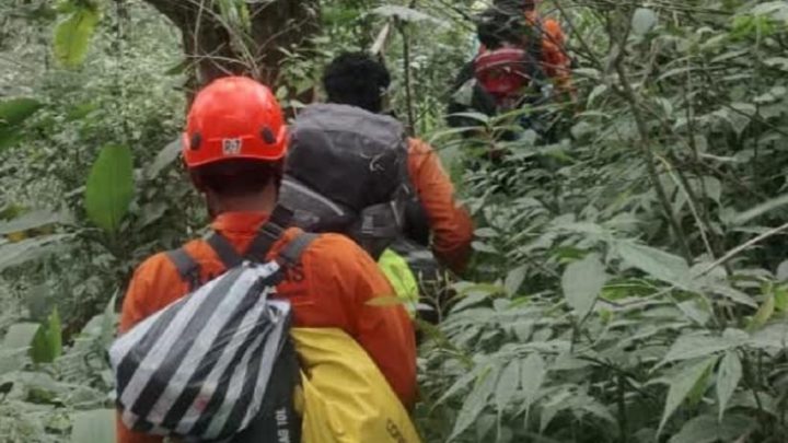 2 Pendaki Ilegal Gunung Semeru Masuk Jurang Dievakuasi – 1 Orang Masih Terjebak