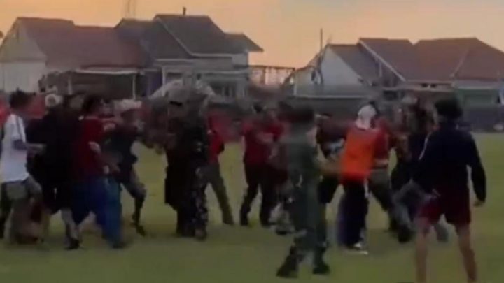 Final Sepak Bola Tarkam di Kendal Ricuh – 2 Kelompok Suporter Baku Hantam