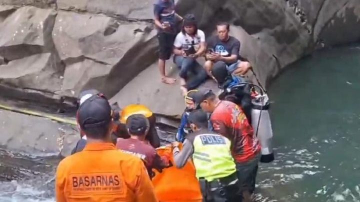 Solving Problems: Tragis! 3 Remaja Tenggelam saat Berenang di Curug Rambukasang Brebes, 1 Tewas