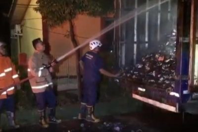 Truk Angkut Mi Instan Terbakar di Mojokerto – Diduga Korsleting Lampu