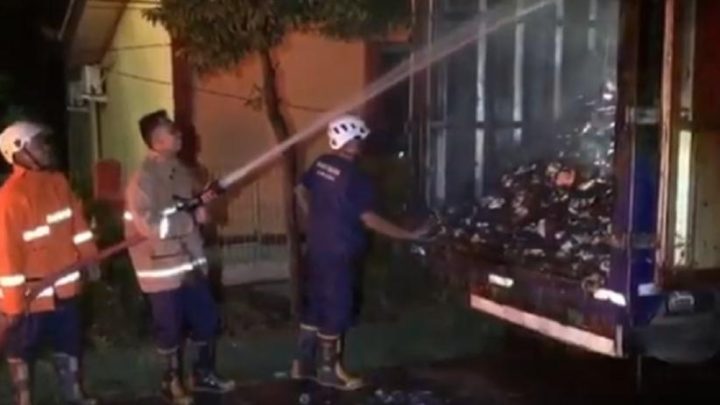 Truk Angkut Mi Instan Terbakar di Mojokerto – Diduga Korsleting Lampu