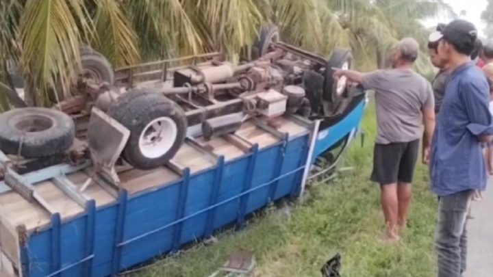 Truk Angkut Rombongan Seni Kuda Renggong Terbalik di Sumedang – 2 Luka Berat