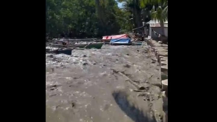 Gelombang Tsunami Terjang Pesisir Gorontalo Utara – Sejumlah Perahu Terseret Ombak