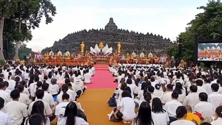 Main Agenda: Khidmat, Ribuan Umat Buddha Ikuti Detik-Detik Waisak di Candi Borobudur