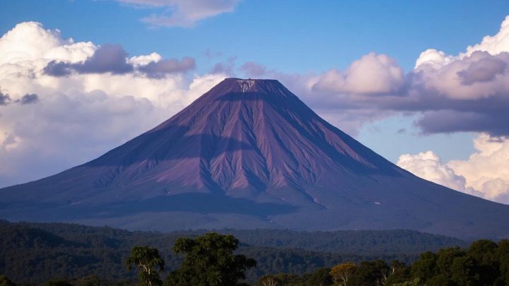 Gunung Merapi Luncurkan Awan Panas Guguran Sejauh 2 Km, Warga Diminta Waspada