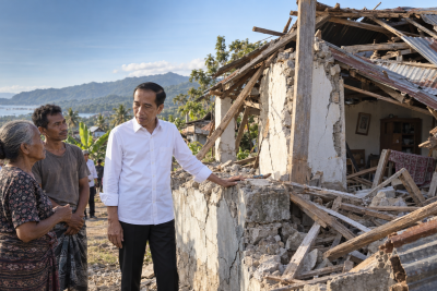 Jokowi Kunjungi Korban Gempa NTT di Sikka, Cek Rumah Warga yang Hancur