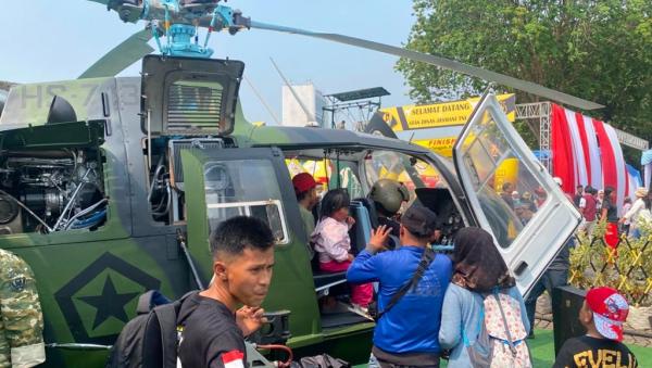 warga_naik_helikopter_di_tni_fair_2026